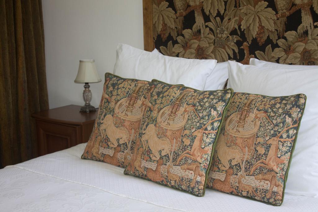Hotel Les Chenes à Saint-Léger-la Montagne Extérieur photo